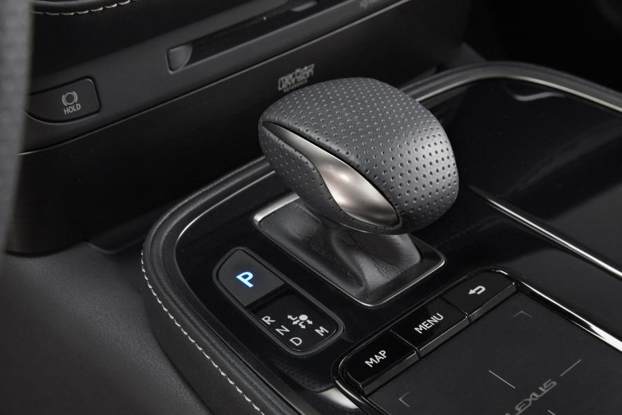 Детали интерьера Lexus LS500 F-Sport 2017 года  (NA) (фото 27 из 66)